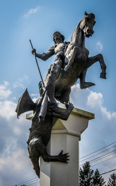 Sárkányölő Szent György szobra, Sirpa Ihanus alkotása a Kossuth téren Iszkaszentgyörgyön
