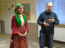 Gáll Attila polgármester bemutatja finnugor kulturális nagykövetünket, az udmurt Darali Lelit
