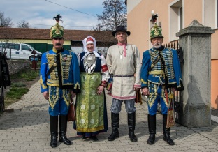 2016 március, a szetu Ülle Kauksi és Evar Ritsaar, Obinitsa polgármestere magyar huszárokkal, köztük Ampli Ferenccel, Iszkaszentgyörgy alpolgármesterével