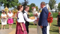 2016 augusztusa, Iszkaszentgyörgy bemutatkozása a falu lengyel testvértelepülésének, Łabuniénak aratóünnepségén, kenyérszentelés