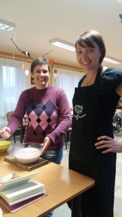 2016 novembere, észt főzőcskézés Iszkaszentgyörgy észt nagykövetével, Piret Junalainennel és Kadlecsik Gabival